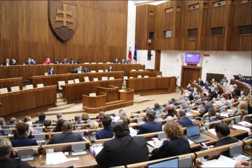 Poslanci by sa dnes mali venovať aj zákonom od rezortu školstva