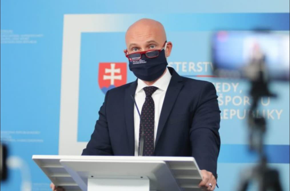 Dištančnú výučbu má tento týždeň 170 tried