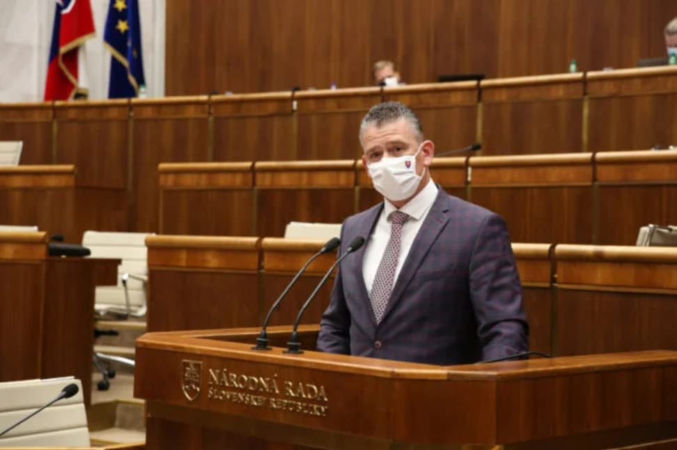 Mikulec mal pozitívny PCR test, pracuje z domu
