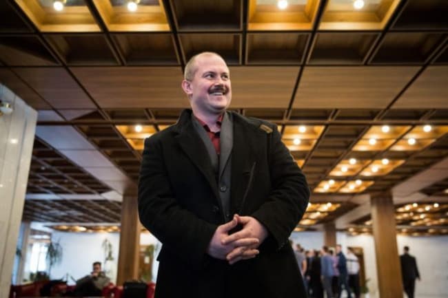 Kotleba sa dnes do parlamentu nedostal, nepustili ho ani ako návštevníka