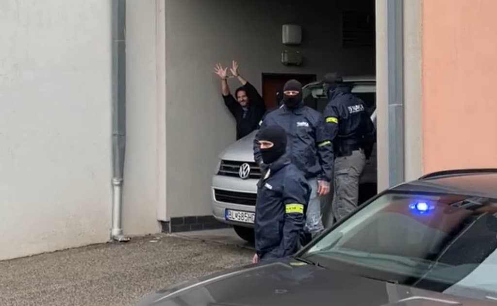 „Matovič je hrozný zbabelec,“ vykrikoval vysmiaty Robert Kaliňák v putách