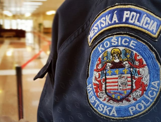 Opitý vodič narazil do zaparkovaného auta. Nafúkal takmer tri promile