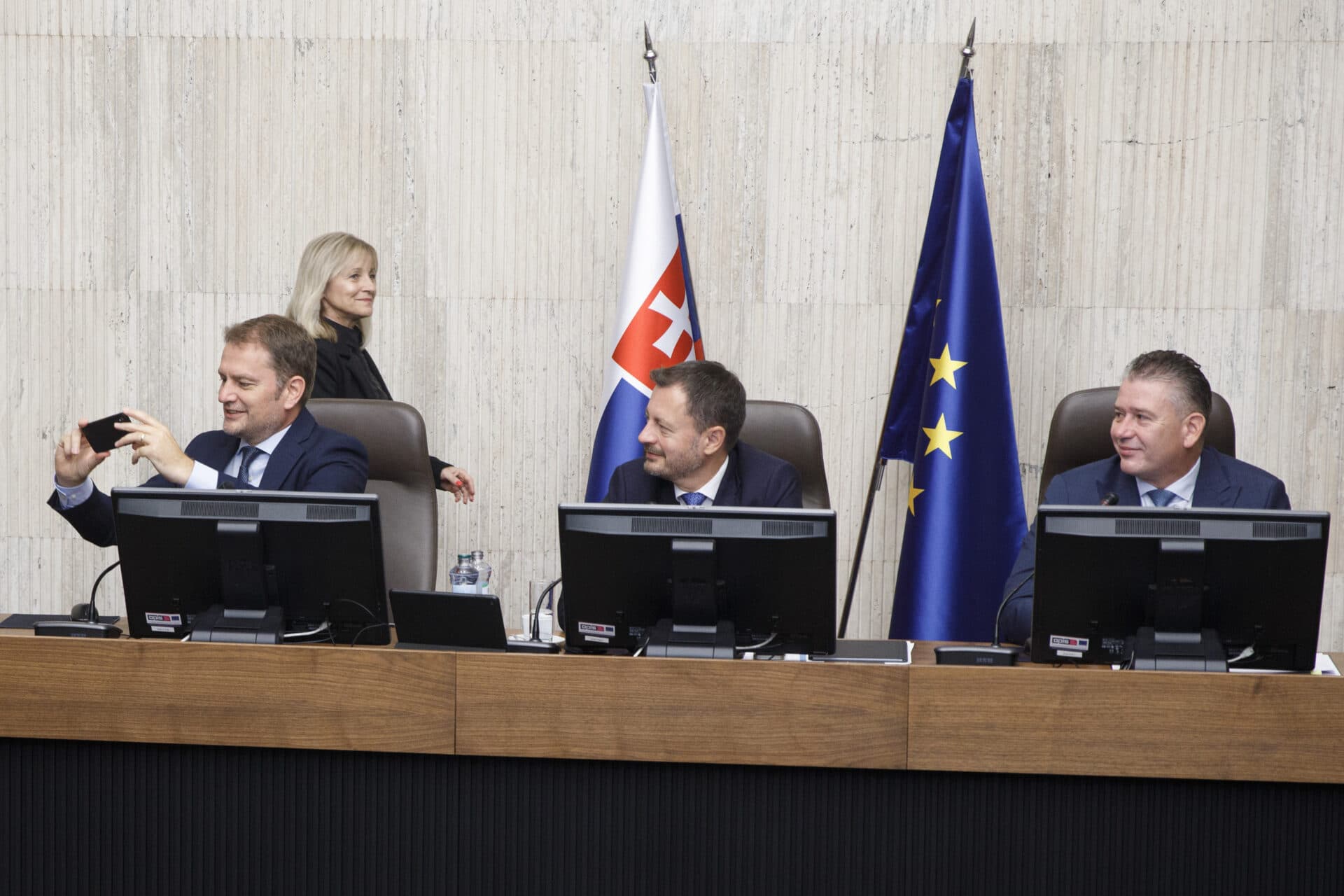 Pre vysoký deficit sa ministrom zmrazujú platy