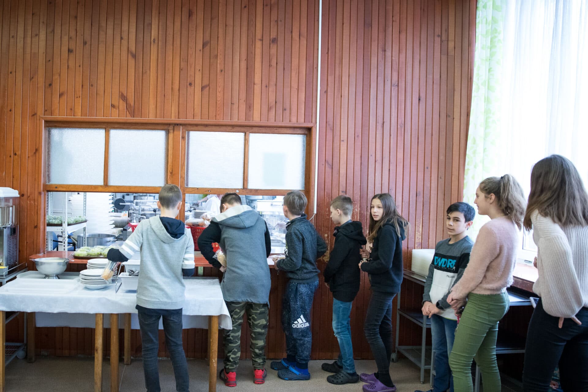 Po zrútení schodiska v obytnom dome v Michalovciach žije 45 detí pár mesiacov v školskej jedálni