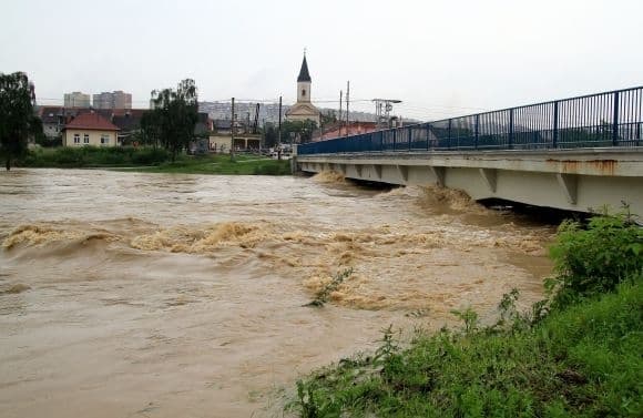Hladina vodných tokov stúpa. Hrozí vyhlásenie tretieho stupňa povodňovej aktivity