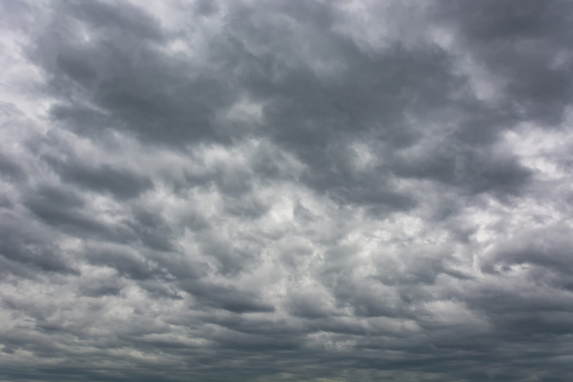 Dnes bude zamračené, meteorológovia varujú aj pred búrkami