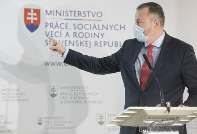 Zamestnávateľ sa môže pýtať zamestnancov, či sú očkovaní