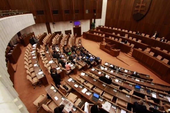 Kabinet stiahol z parlamentu návrh na predĺženie možnosti získať sprostredkovateľský bonus
