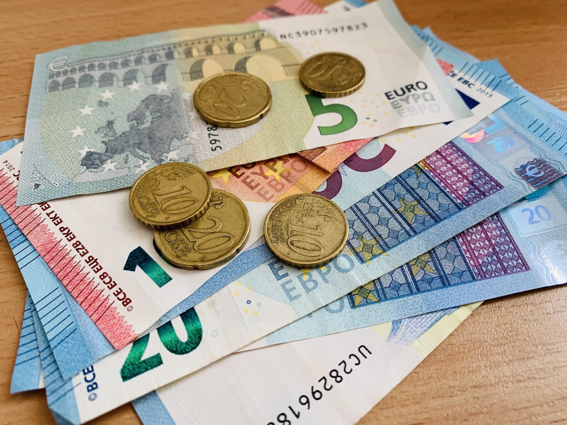 Vláda dnes schválila jednorazovú finančnú pomoc pre náhradných rodičov, osobných asistentov a ľudí v hmotnej núdzi