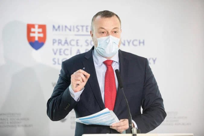 Nárok na jednorazovú pomoc v sume 100 eur by malo dostať vyše 2-tisíc osôb. Kto medzi ne patrí?