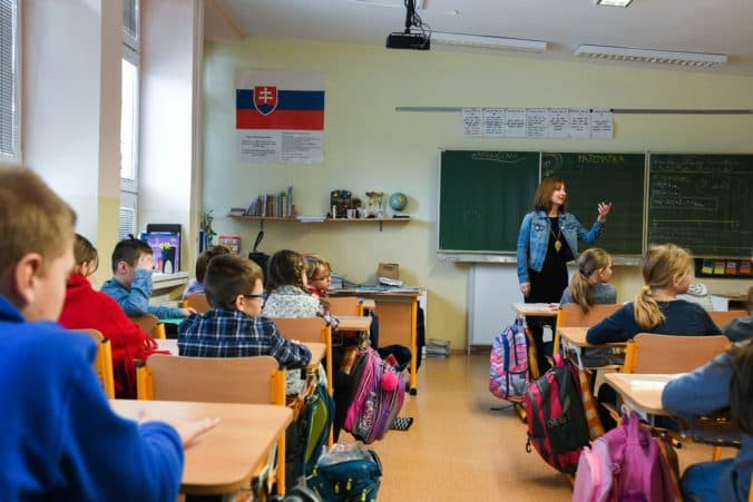 Polročné hodnotenie dnes dostane takmer 690-tisíc žiakov základných a stredných škôl 
