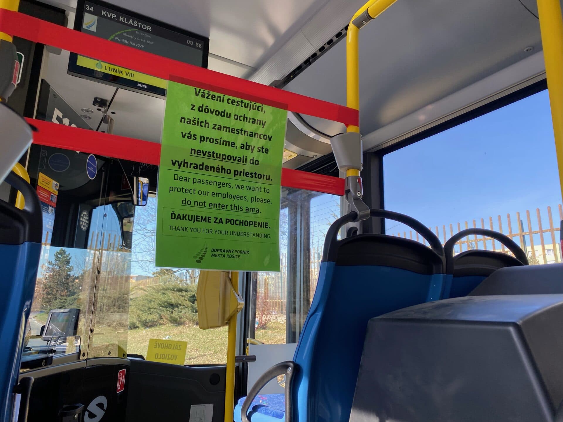 TIP OD ČITATEĽA: Kedy zmiznú pásky z autobusov?