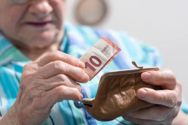 Trinásty dôchodok bude možno stačiť na prvých šesť mesiacov, dôchodcovia žiadajú aj štrnástu penziu