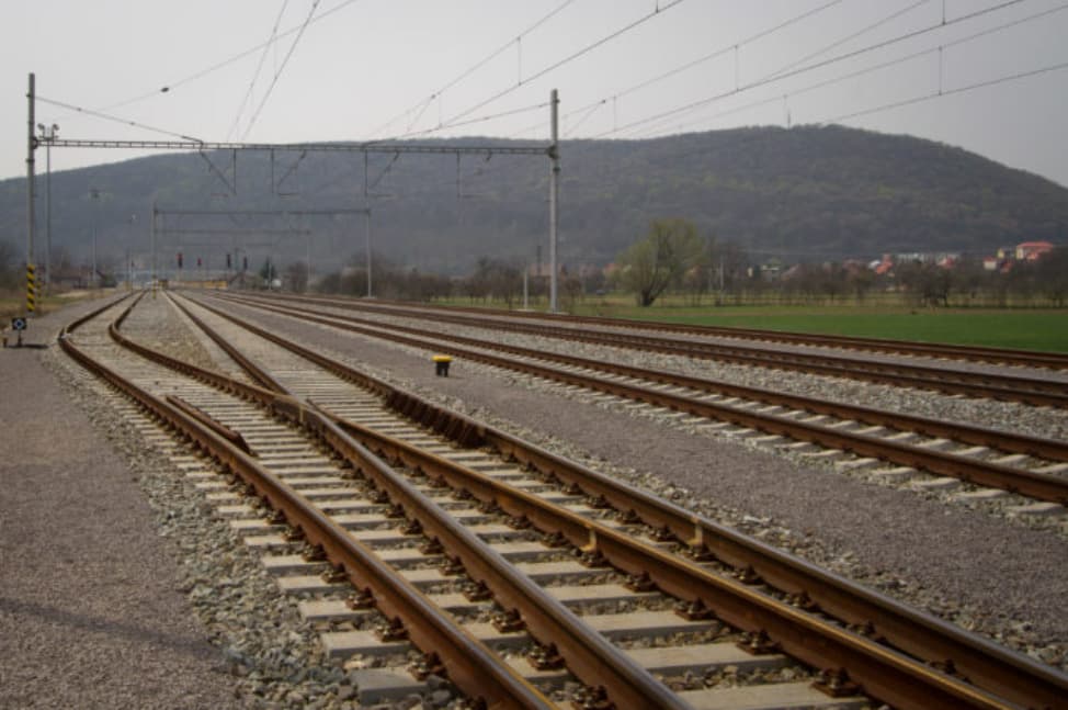 Vplyvom teplôt sa začali vlniť koľajnice! Sú cestujúci v bezpečí?