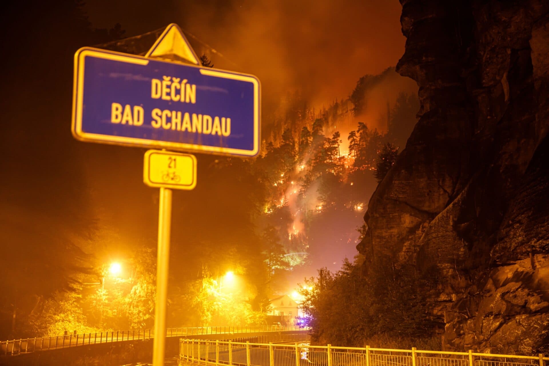 Slovensko pošle vojenský vrtuľník a 30 vojakov na pomoc s požiarom v Českom Švajčiarsku 