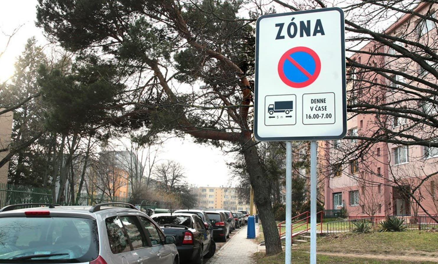 Dlhodobý problém parkovania dodávok medzi blokmi je na tomto sídlisku minulosťou!