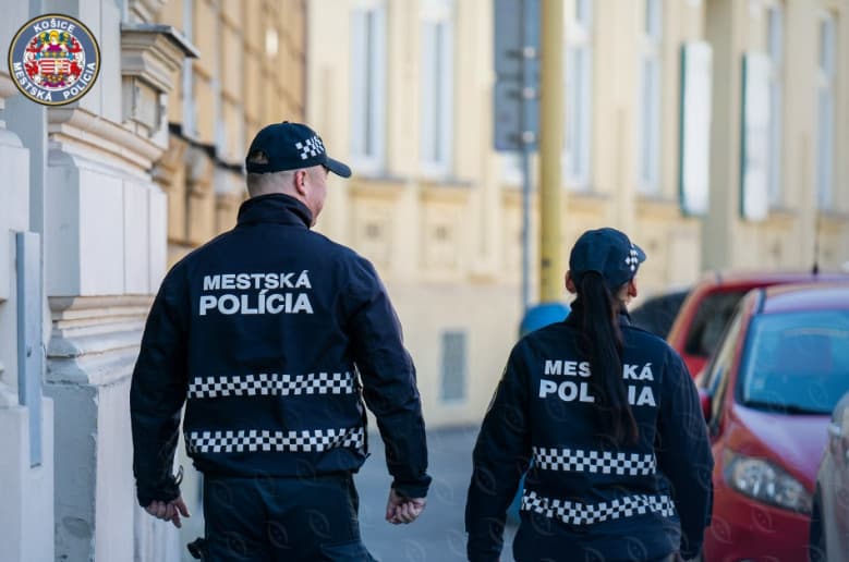 Mestskí policajti ZABRÁNILI TRAGÉDII! Opitého mladíka zachránili v poslednej chvíli
