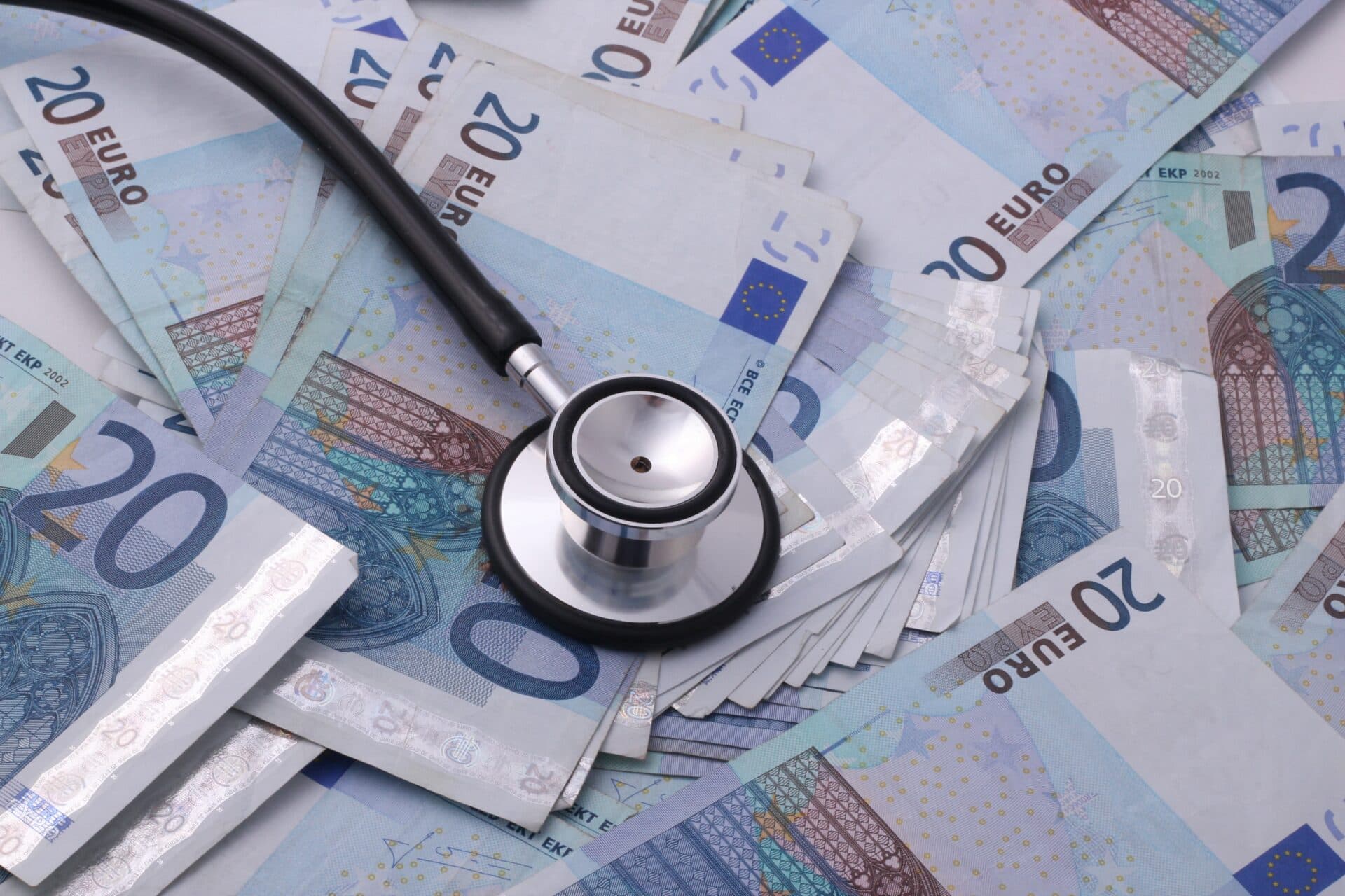 Zväz ambulantných poskytovateľov kritizuje schválenie stabilizačných príspevkov určených len pre zdravotníkov v nemocniciach