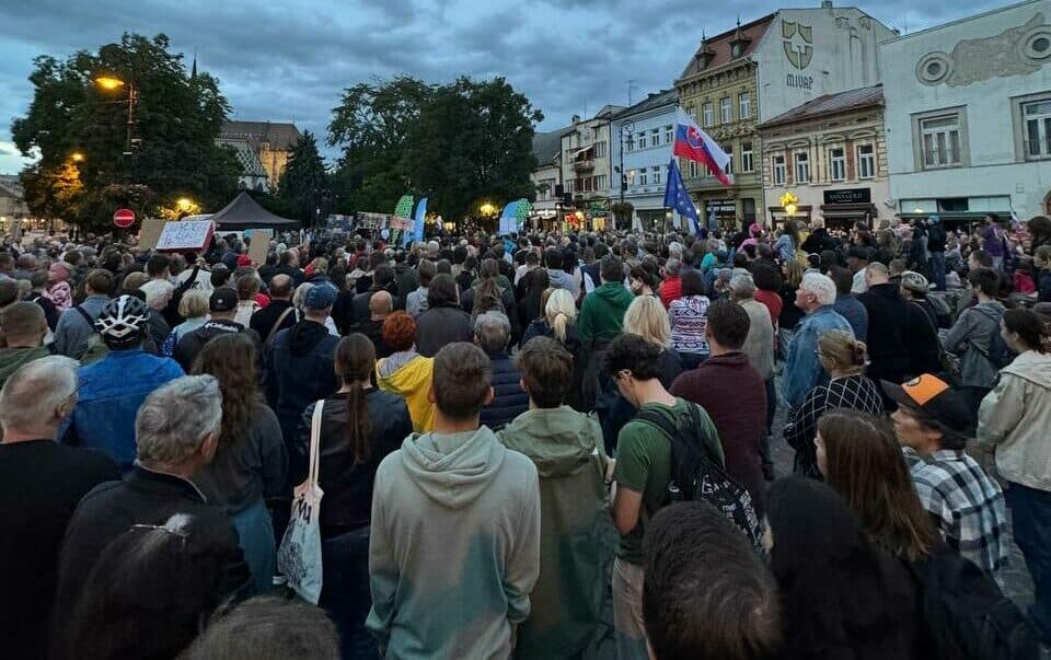 V metropole východu sa opäť protestovalo, ľudí neodradilo ani počasie