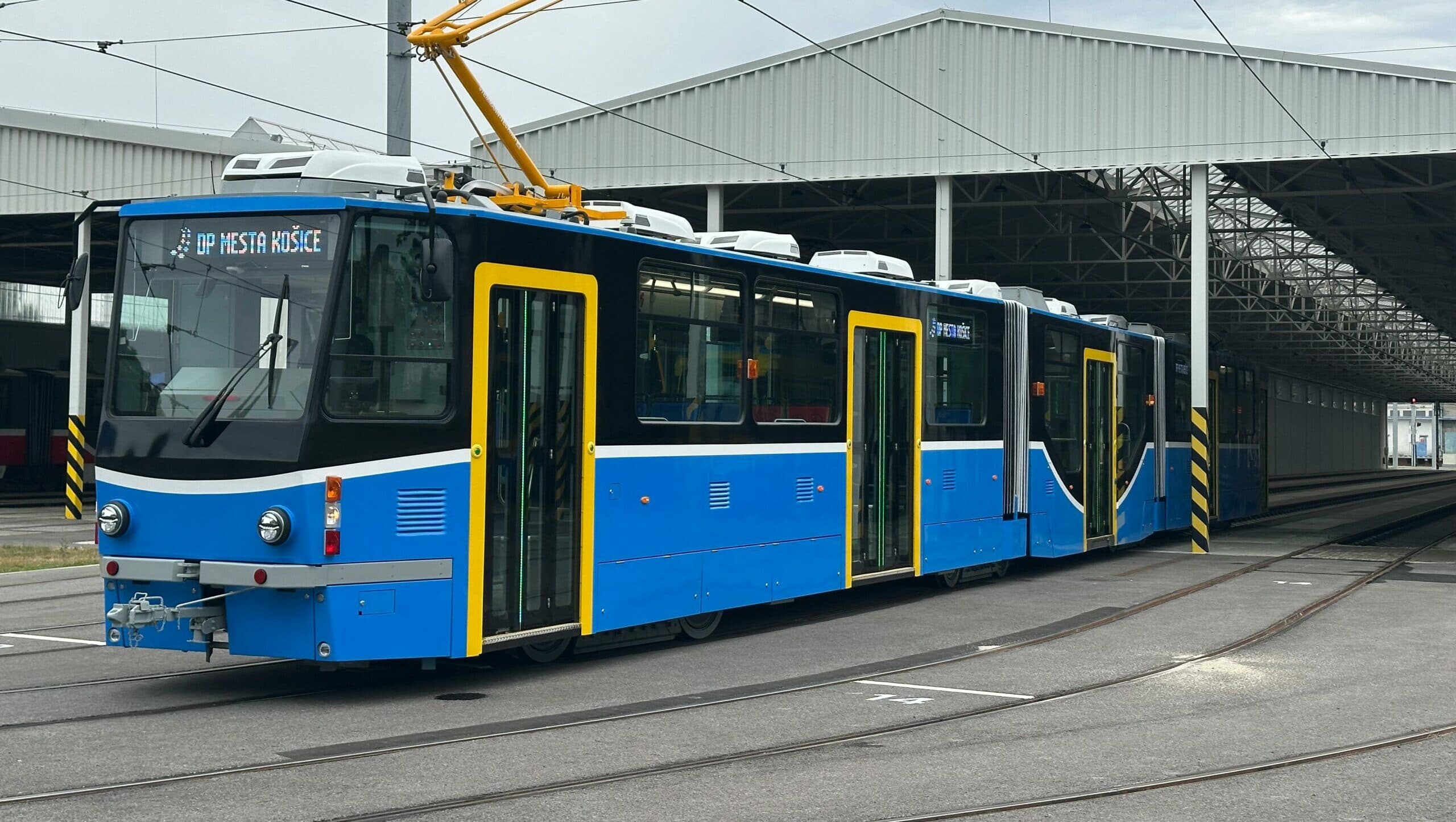 Primátor Polaček predstavil premiérovú električku s klimatizáciou. Spája tradíciu a moderné technológie