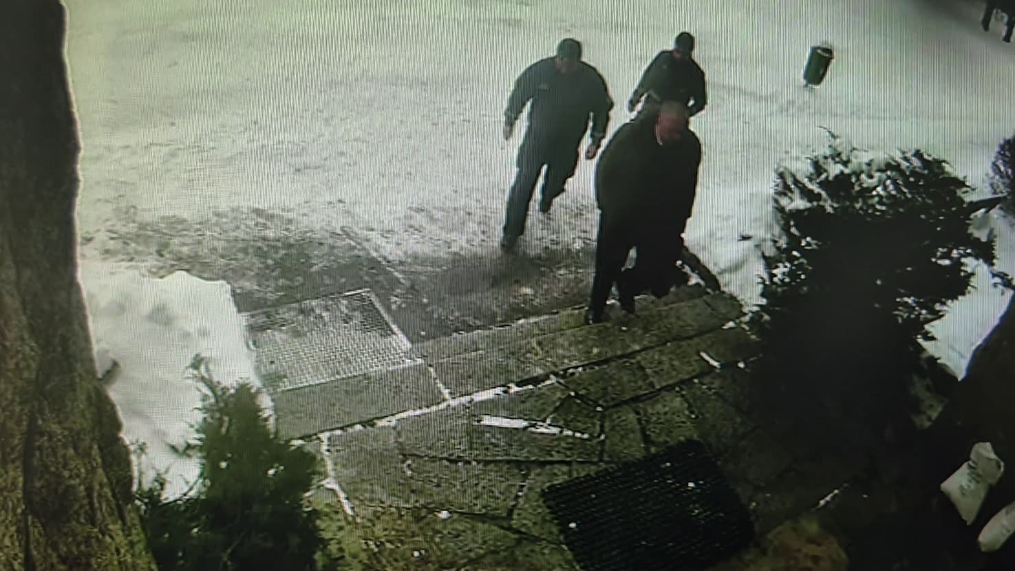 Fotografia k súvisiacemu článku Občania Tatier vyzvali primátor na odstúpenie. Odvolanie  riaditeľky ZŠ v Tatranskej Lomnici prebehlo za asistencie polície