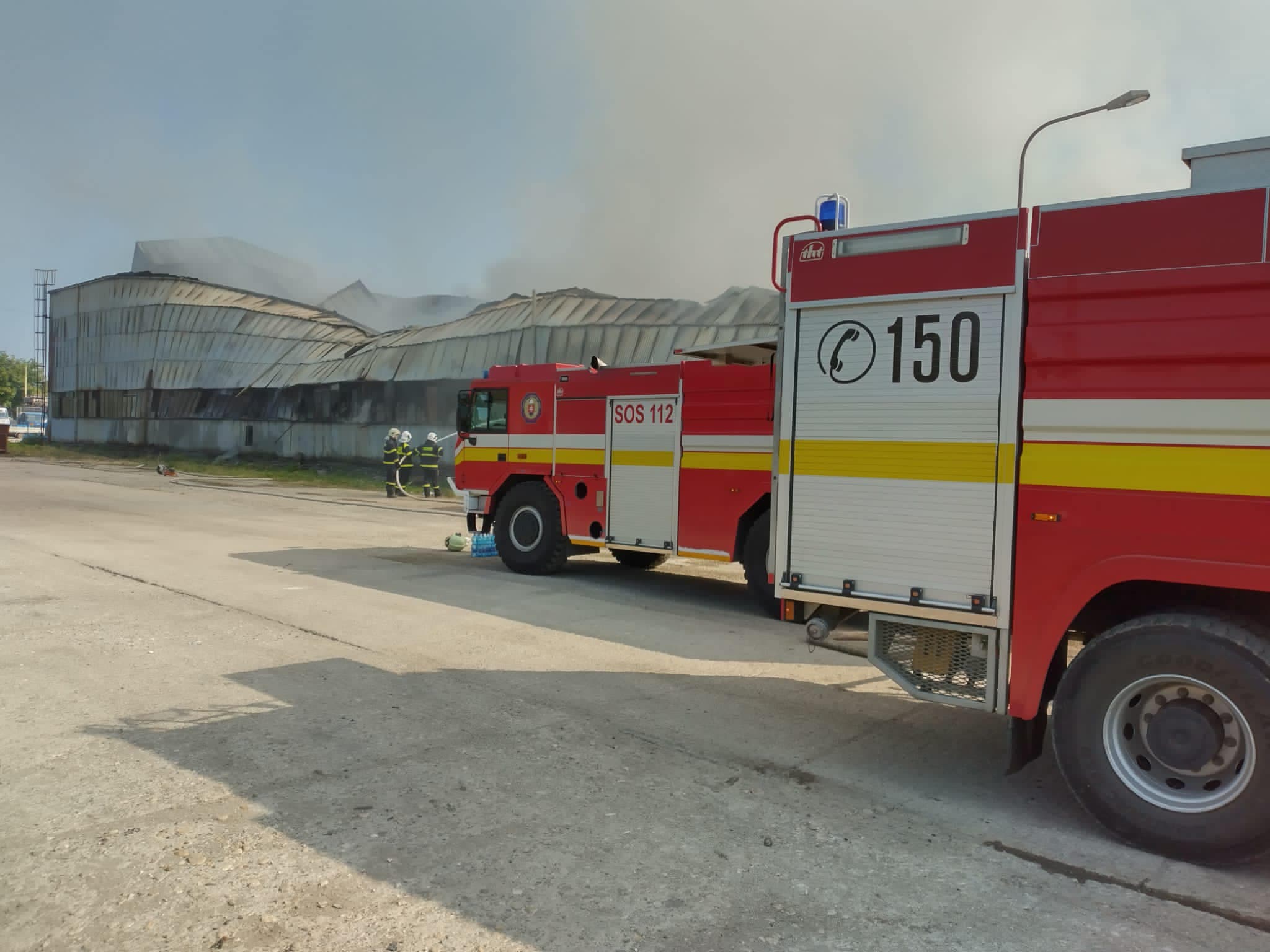 Hasiči naďalej zasahujú pri požiari plastového odpadu v Trebišove