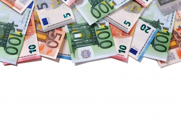 Poslanecké kluby dostanú raz za mesiac dohromady 4 200 eur