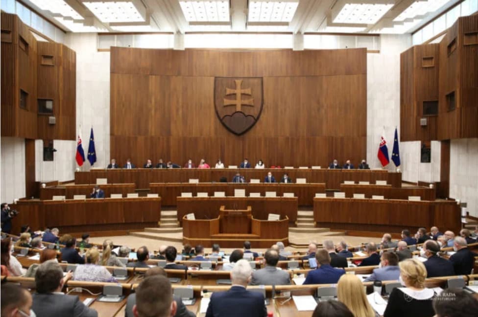 Poslanci neschválili program schôdze o dohode medzi SR a USA
