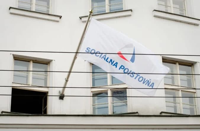 Absolventom vznikajú povinnosti voči Sociálnej poisťovni až pri uplatnení sa na pracovnom trhu