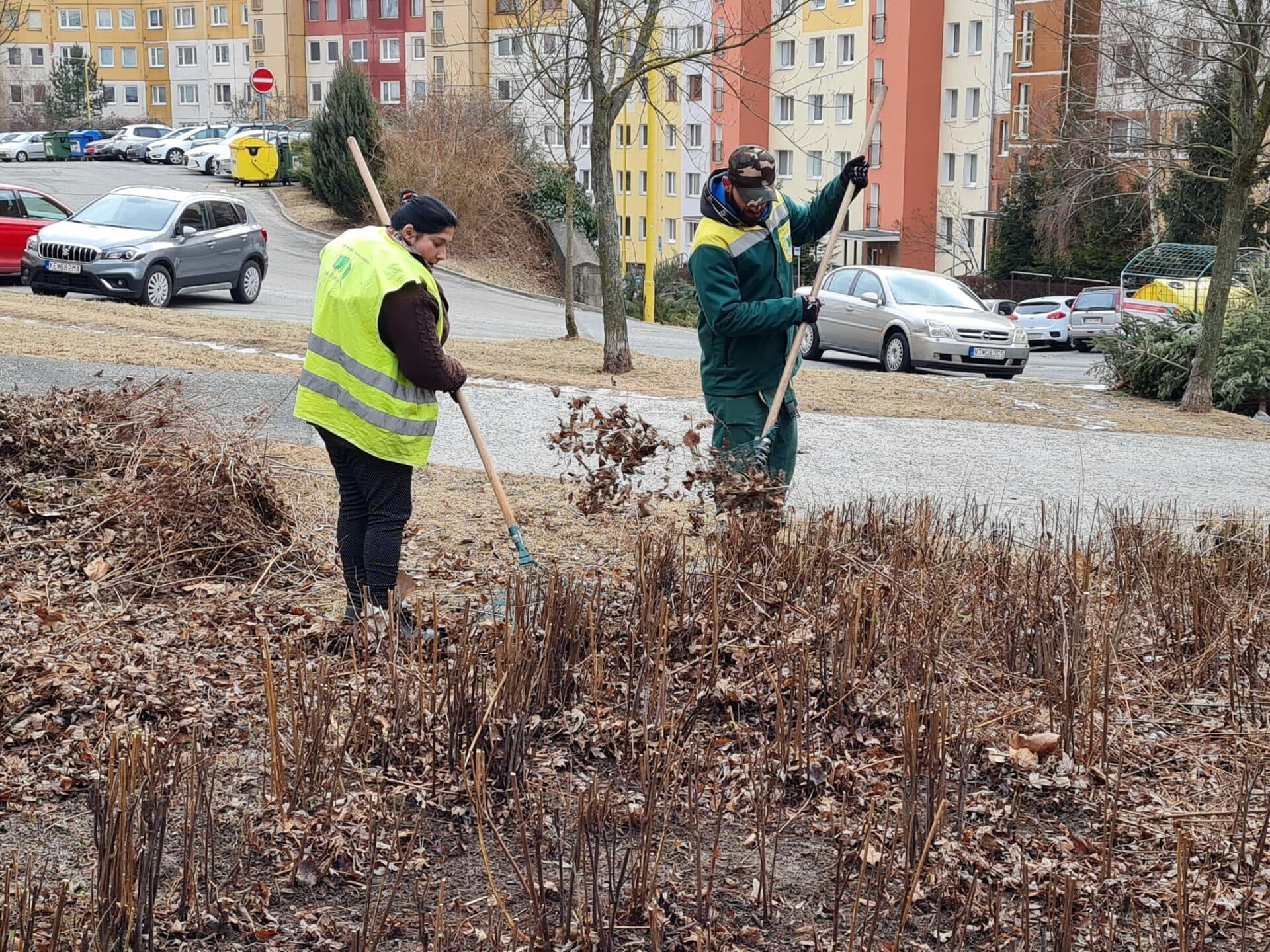 Pracovníci mestskej zelene aktívne pripravujú mesto na jar