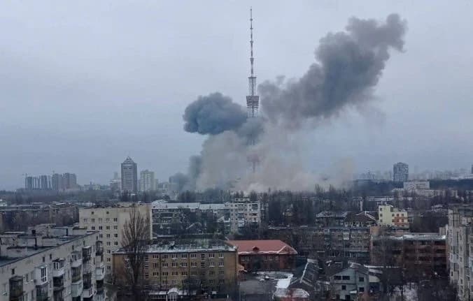 Východnú časť Kyjeva a Ľvov v sobotu ráno zasiahol letecký útok