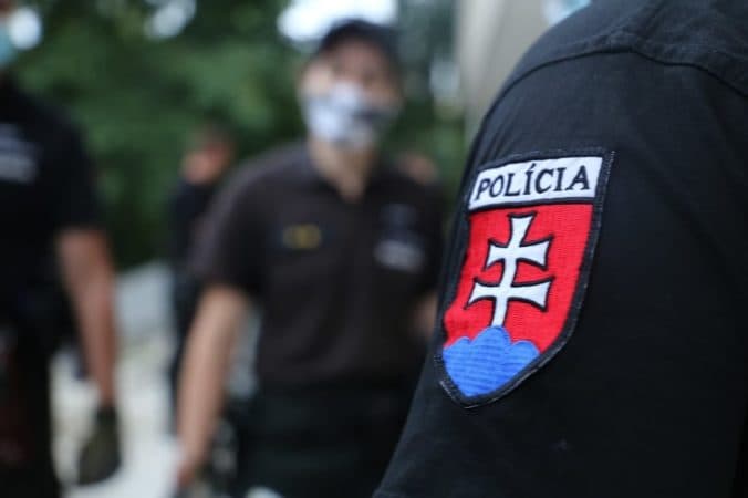 Policajti nebudú mať od júla na rovnošatách menovky