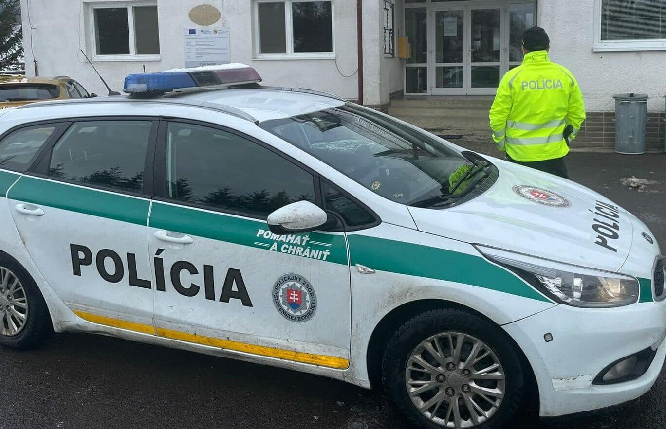 Mladíci okradli a dokopali dôchodkyňu vo vlastnom dome