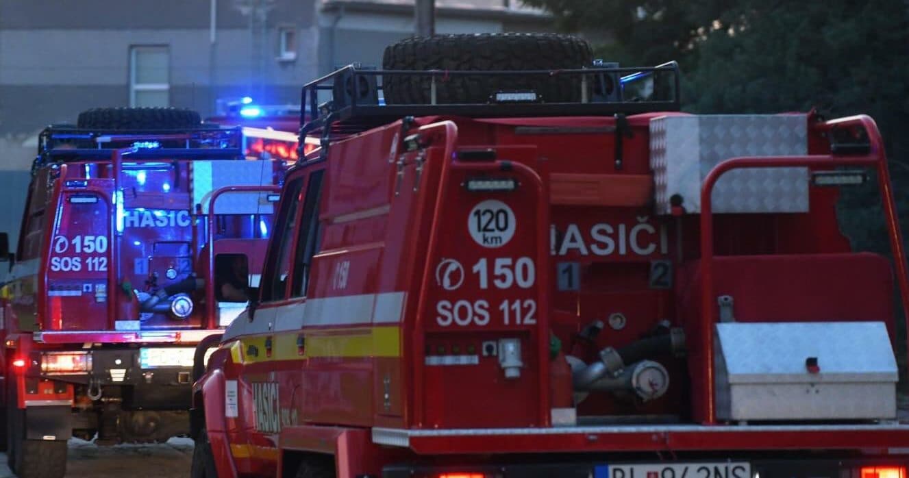 Zrážka vlaku a auta pri Valalikoch! Hasiči vyslobodili zranenú osobu, železničná doprava je prerušená