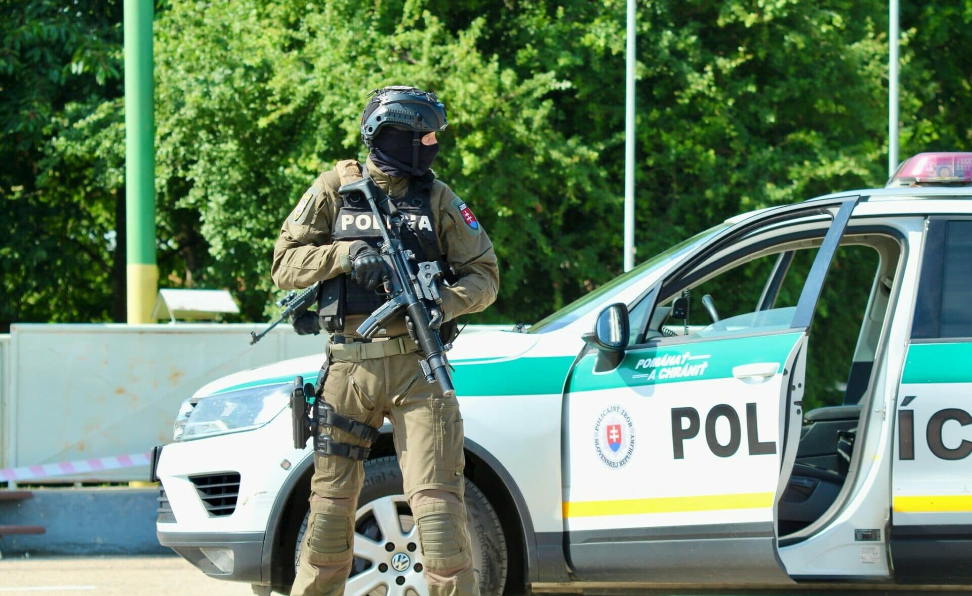 Rýchly zásah kukláčov ukončil nebezpečné vyhrážky s nožom (VIDEO)