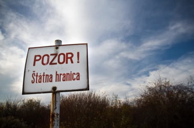 Pri hraniciach zadržala polícia dvoch nelegálnych migrantov, jeden mal COVID-19