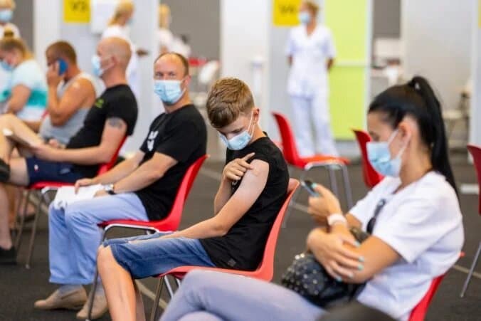Záujem o očkovanie mierne rastie, epidemická situácia sa však naďalej zhoršuje