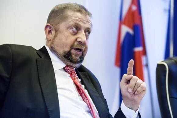 Štefan Harabin si na súde odmietol nasadiť rúško, prišla aj polícia