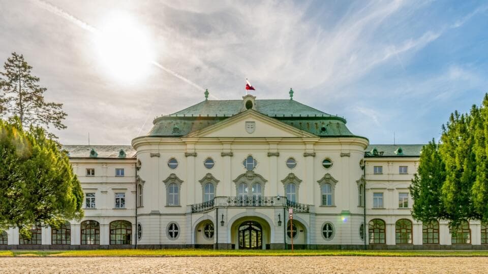 Pred úradom vlády dnes protestovalo približne 200 predstaviteľov samospráv
