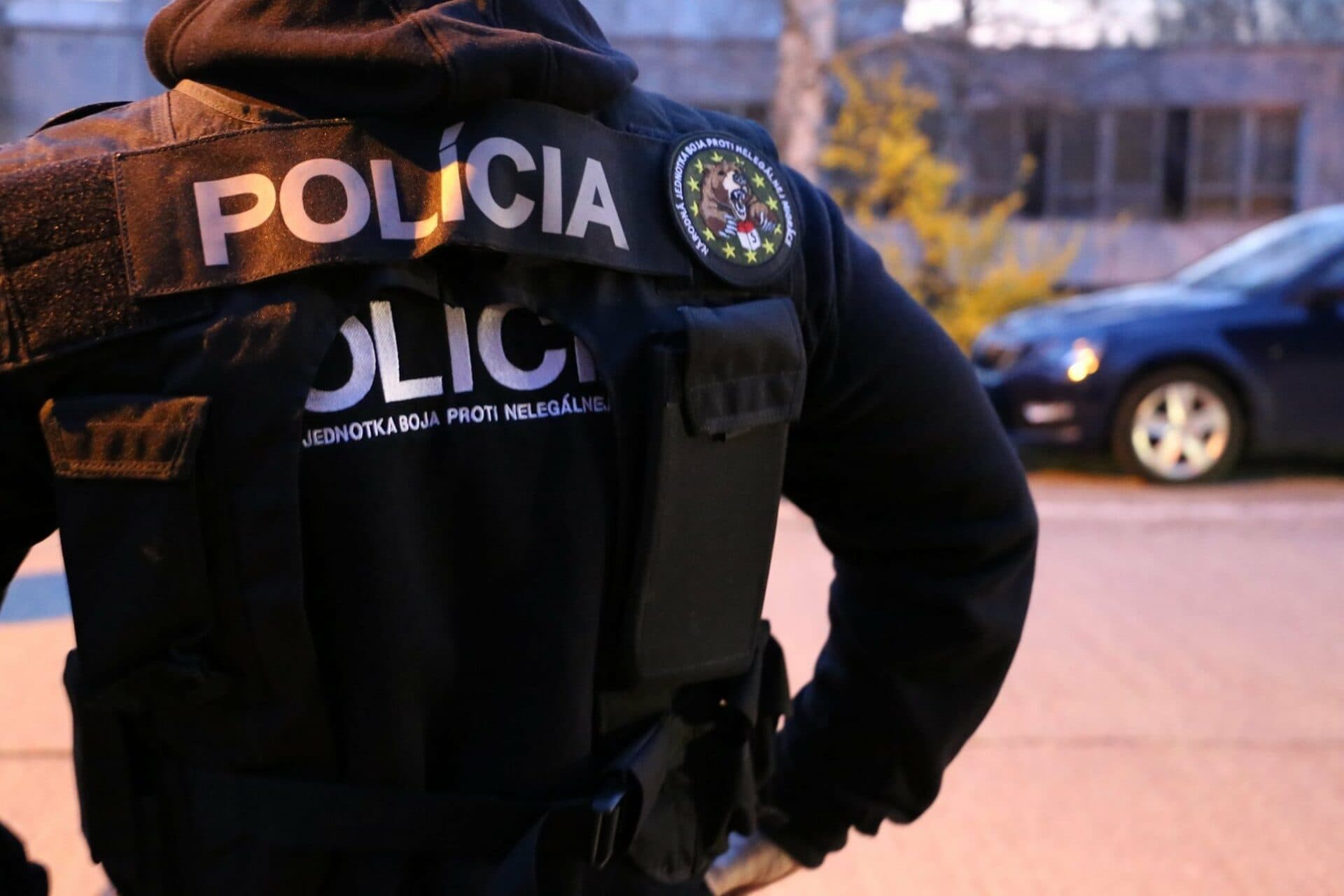 Stačilo ukázať preukaz totožnosti, namiesto toho napadol policajtov a utiekol