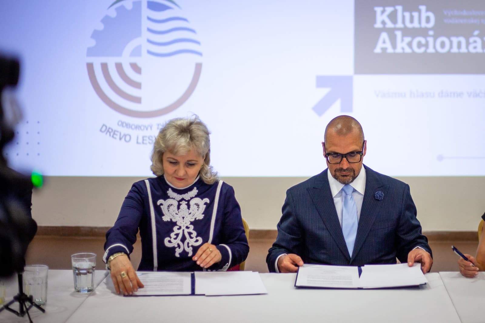 Akcie pre zamestnancov chcú odbory i akcionári