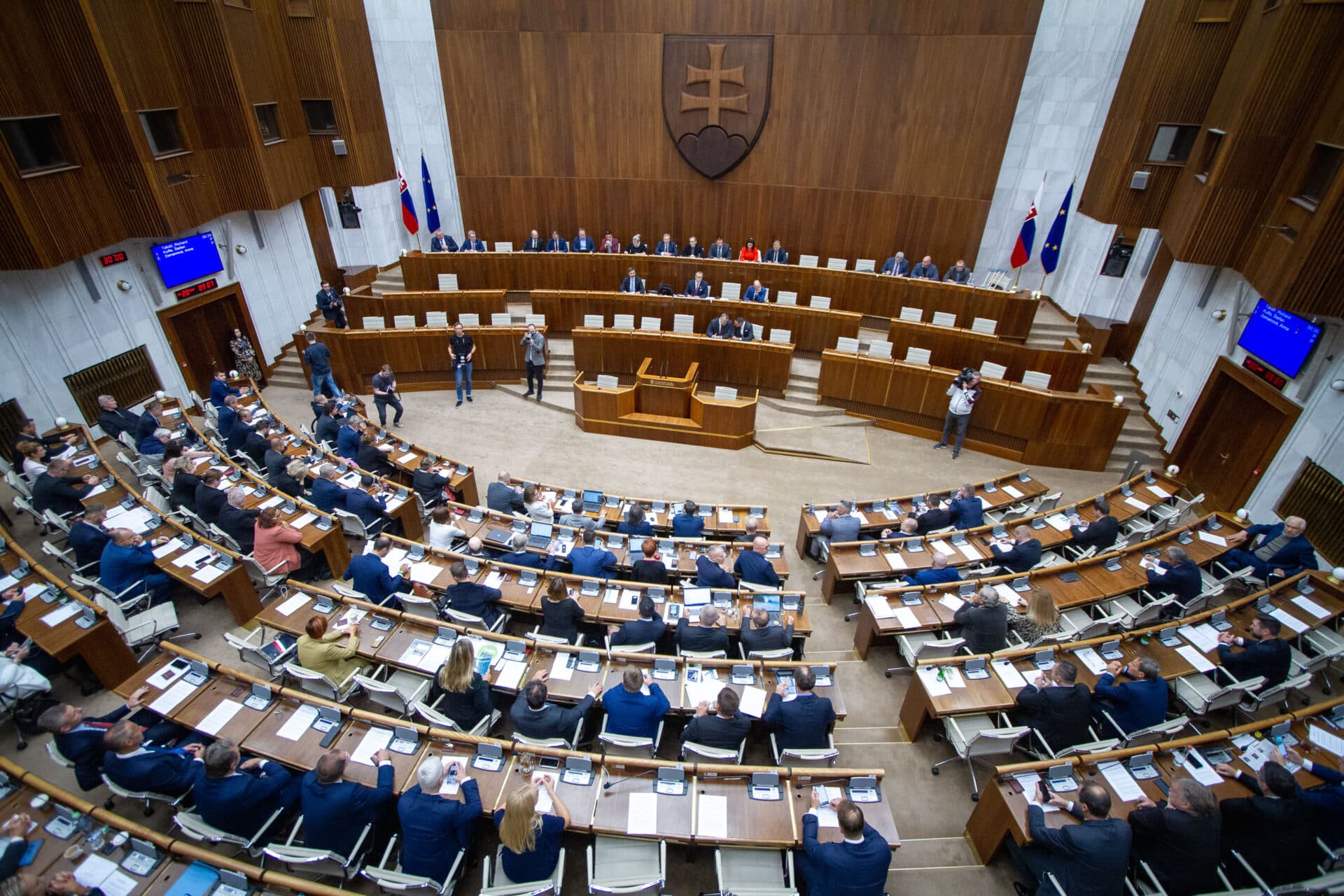 Návrh na zvýšenie platov zdravotníkov poslanci posunuli do druhého čítania