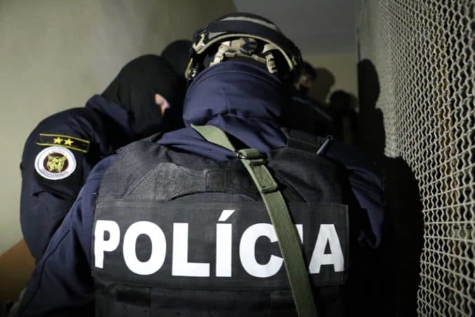 Polícia obvinila muža pre vraždu manželky