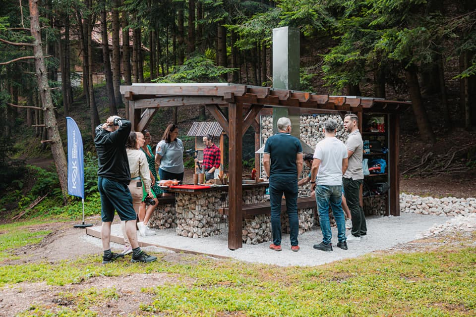 Smart ohnisko s nabíjacou stanicou na elektrické bicykle oživí Turzovské kúpele (FOTO)