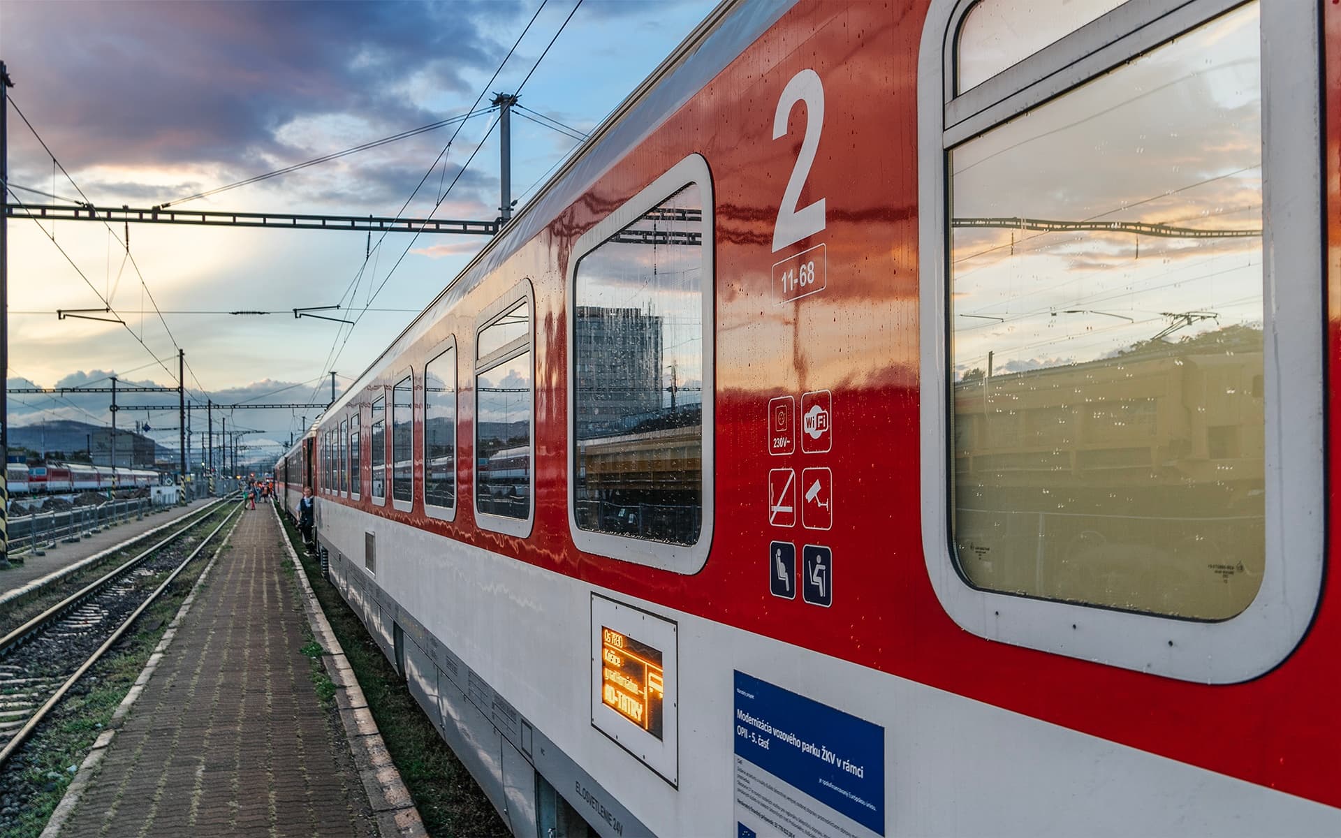 Útočník, ktorý POBODAL študentku vo vlaku, zostáva vo väzbe
