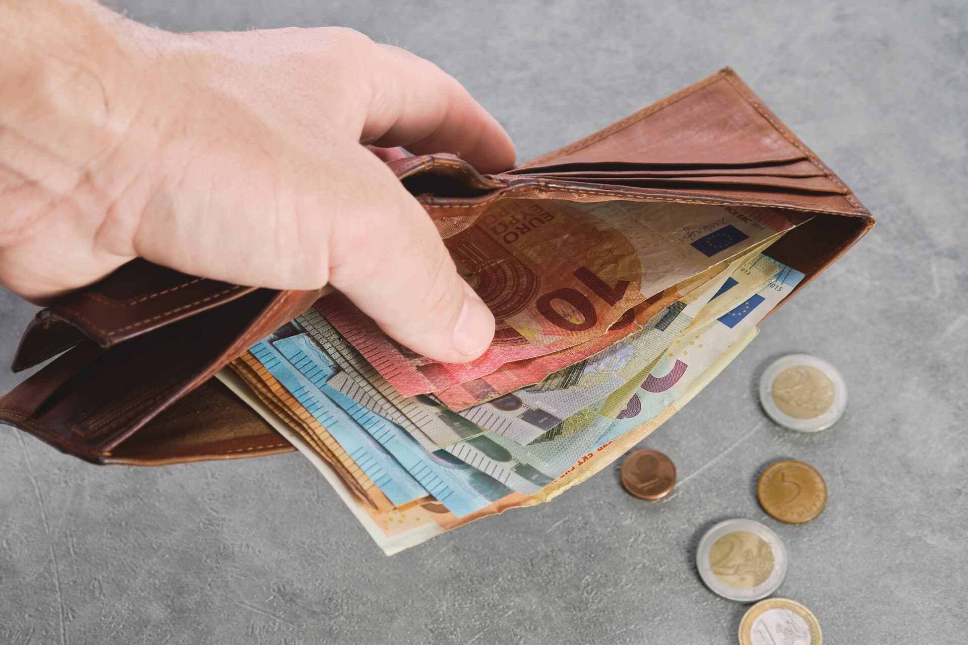 Dve osoby mali prinútiť ženu prepísať majetok za viac ako 500.000 eur