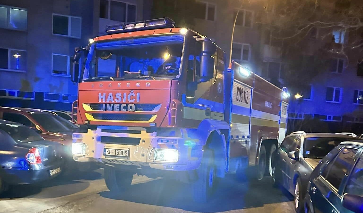 Hasiči v noci bojovali s požiarom rodinného domu poškodeného pri zemetrasení