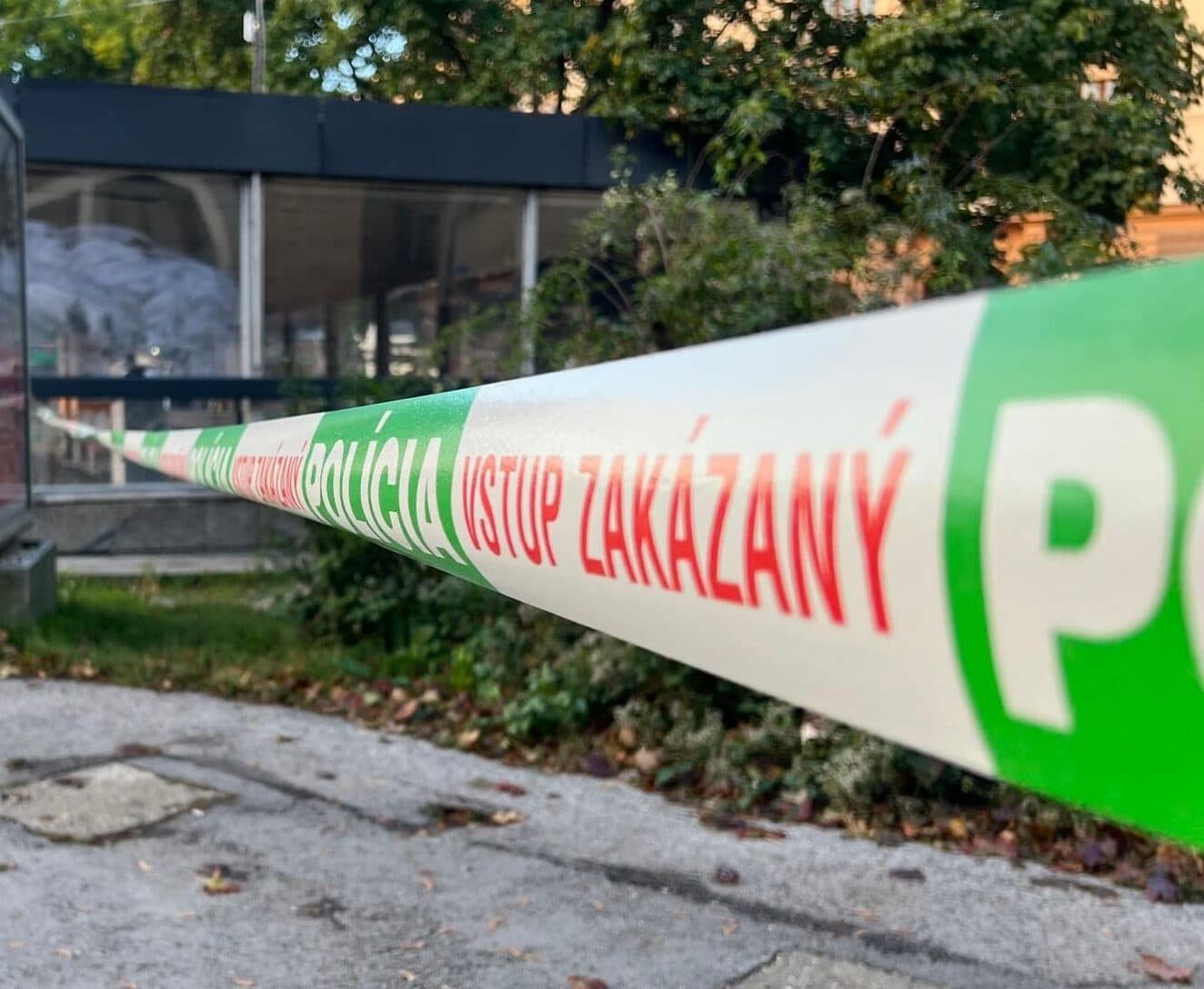 Dráma na VÝCHODE: Muž strieľal z auta, ľudia sa mali schovávať aj v obchode