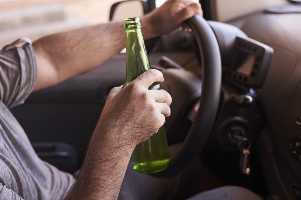 Bez vodičáku a s viac ako 2,8 promile spôsobil 26-ročný muž dopravnú nehodu