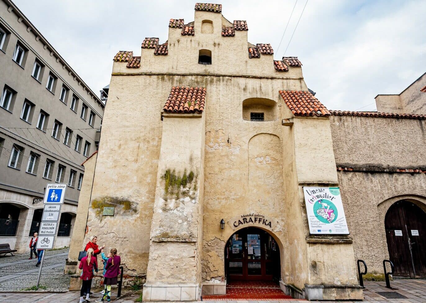 Prešovská Caraffka hostí výstavy zobrazujúce spomienky a duchovnú hĺbku